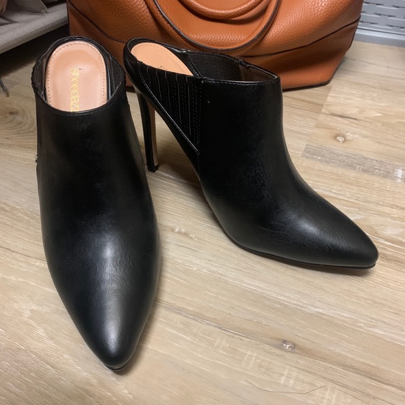 Backless Pointed Booties - Picture 2 of 3